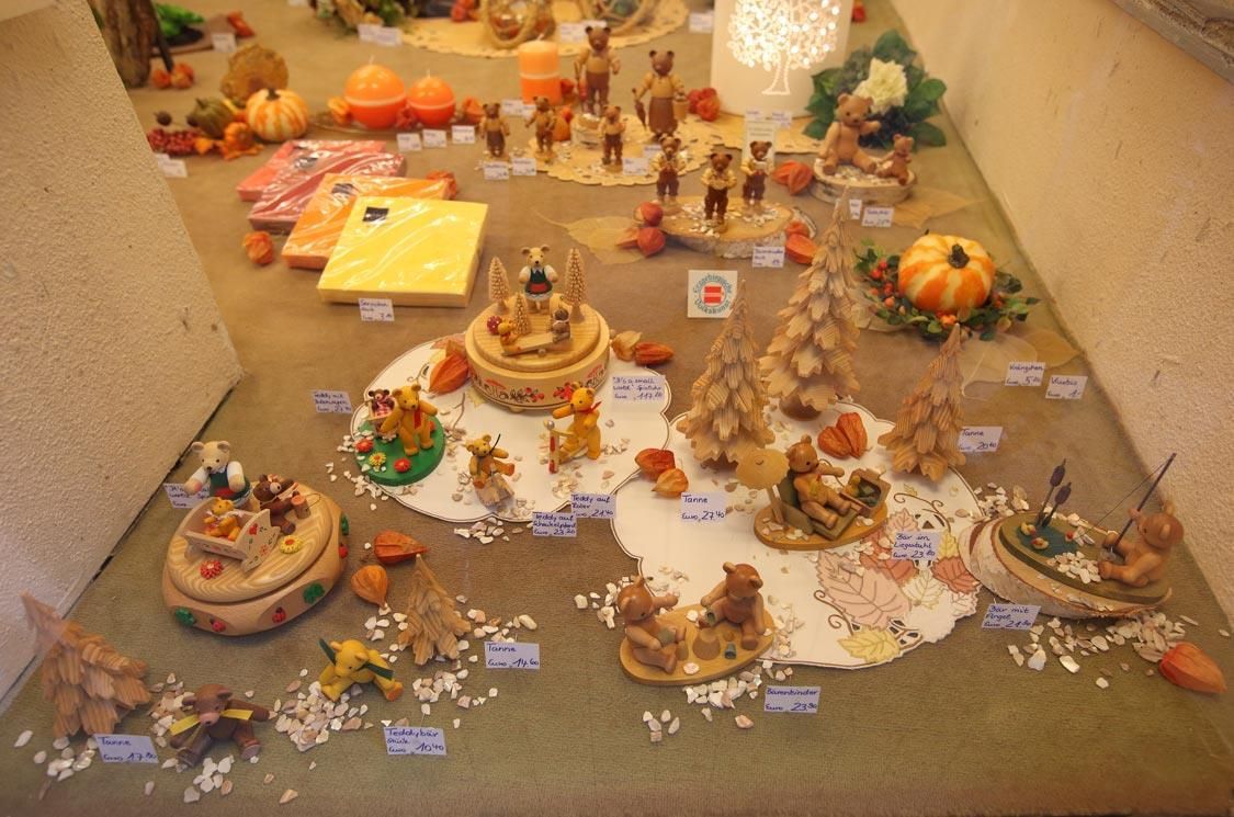 Ein Tisch mit vielen Spielsachen darauf, darunter ein Kürbis
