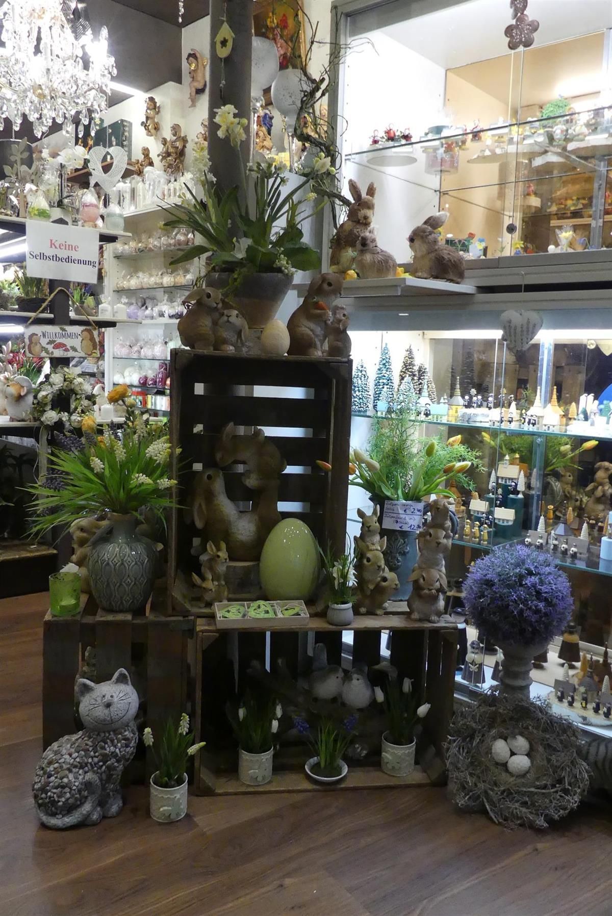 Eine Ausstellung von Blumen und Figuren in einem Geschäft