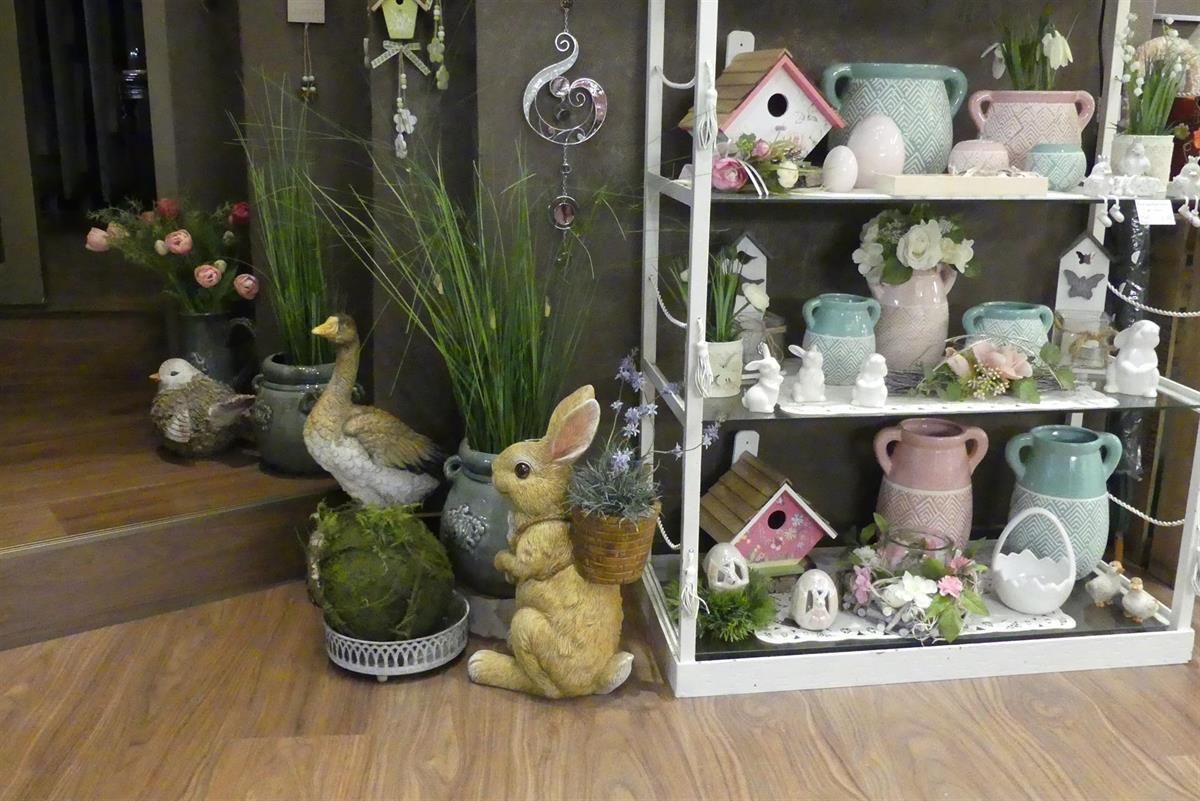Ein Regal mit viel Osterdeko und Pflanzen