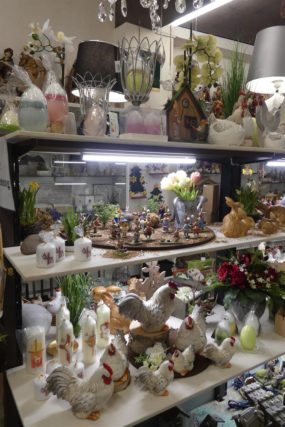 Eine Ausstellung von Hühnerfiguren und Kerzen in einem Geschäft