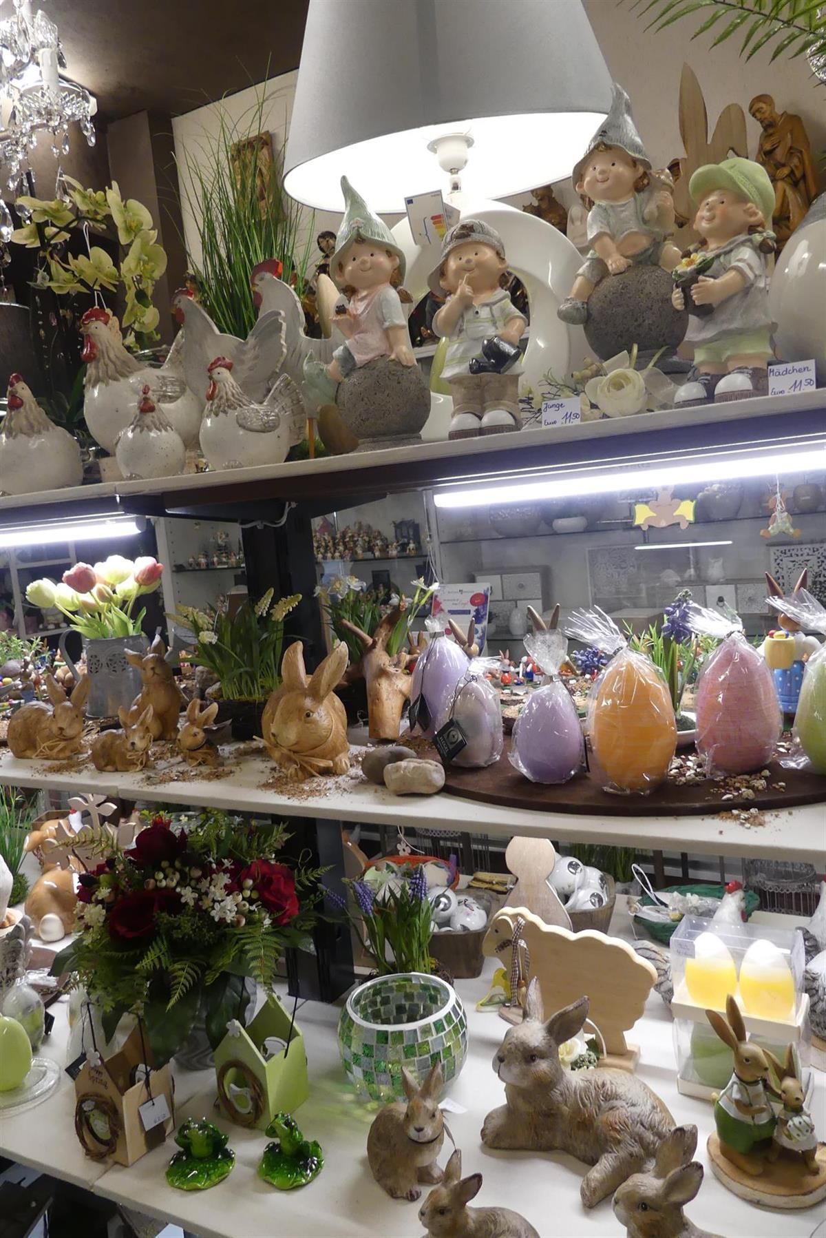 Eine Ausstellung von Figuren und Kerzen in einem Geschäft