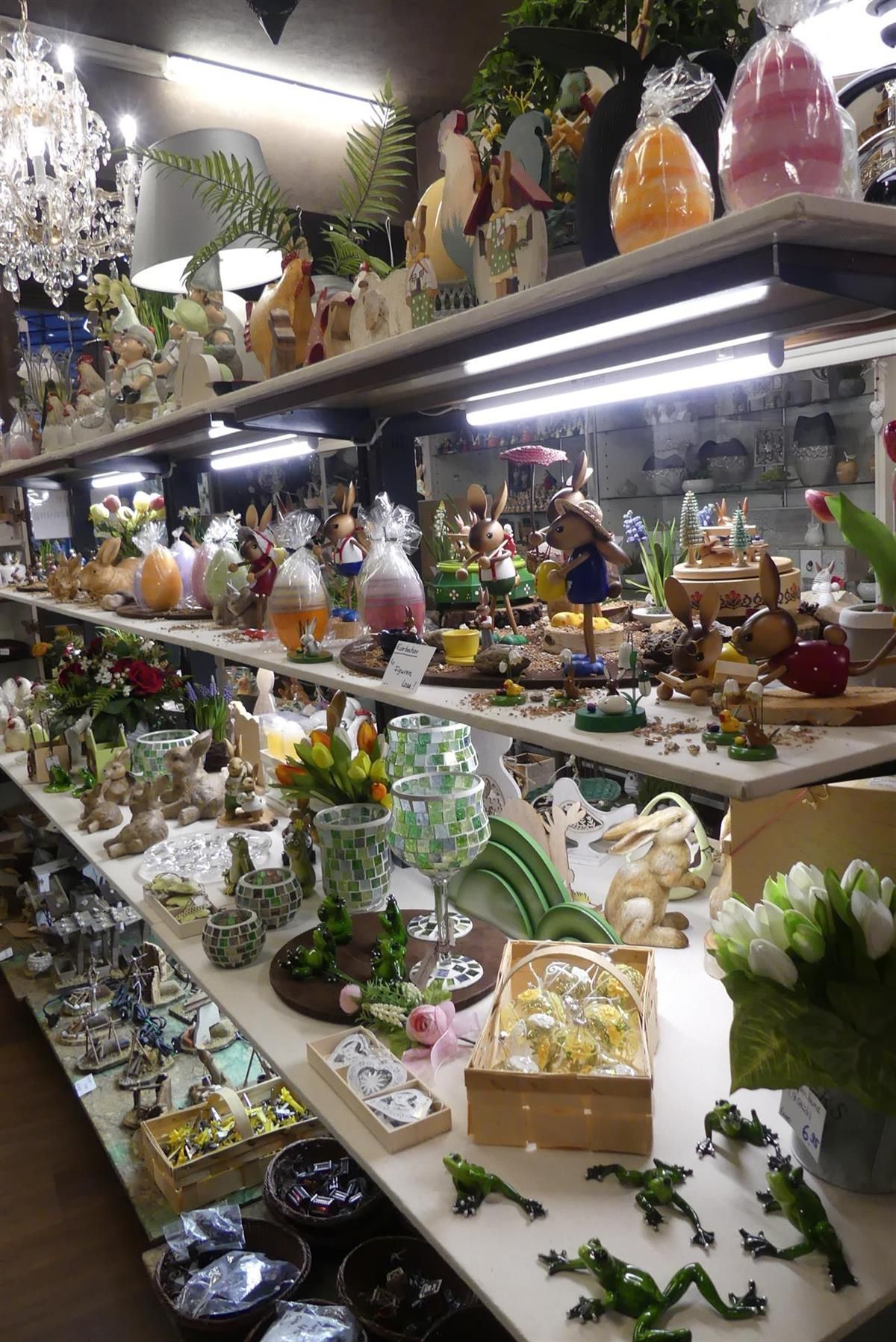 Ein Laden mit vielen Artikeln, darunter Frösche und Kerzen