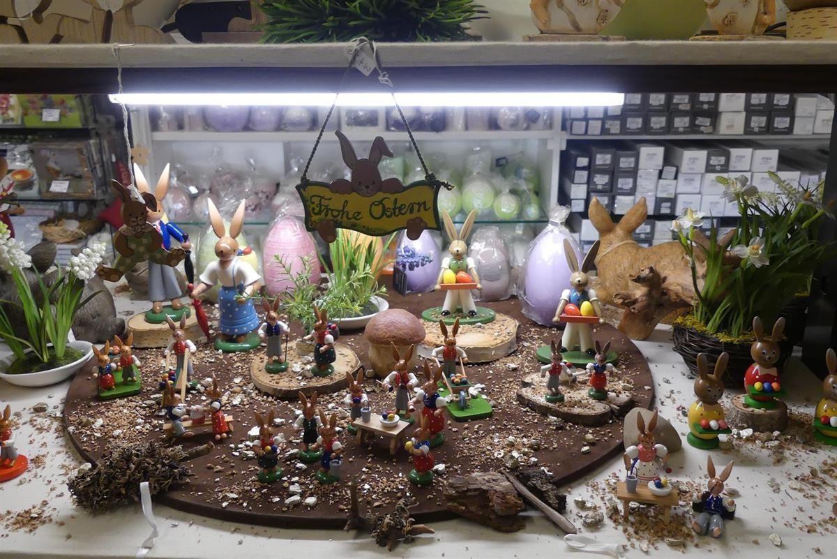 Eine Ausstellung von Osterdekorationen mit einem Schild mit der Aufschrift „Petite Cherie“