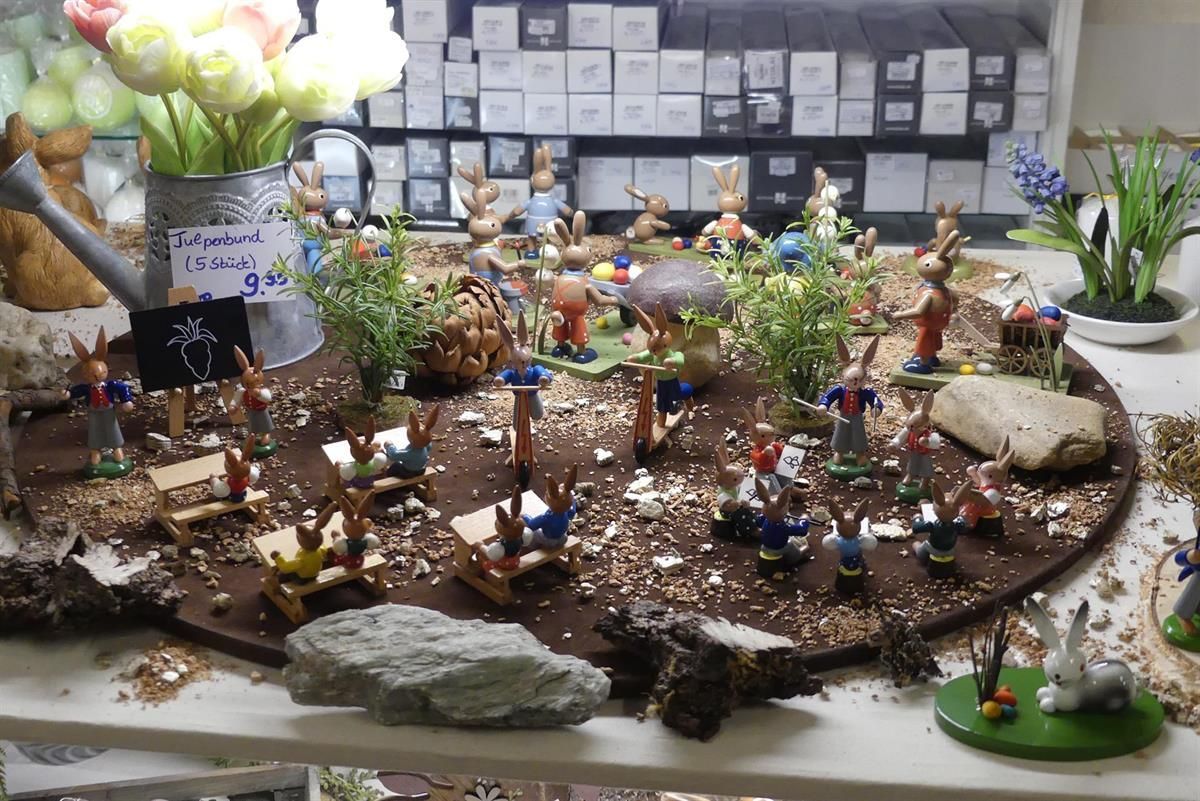 Ein Haufen Kaninchenfiguren liegen auf einem Tisch