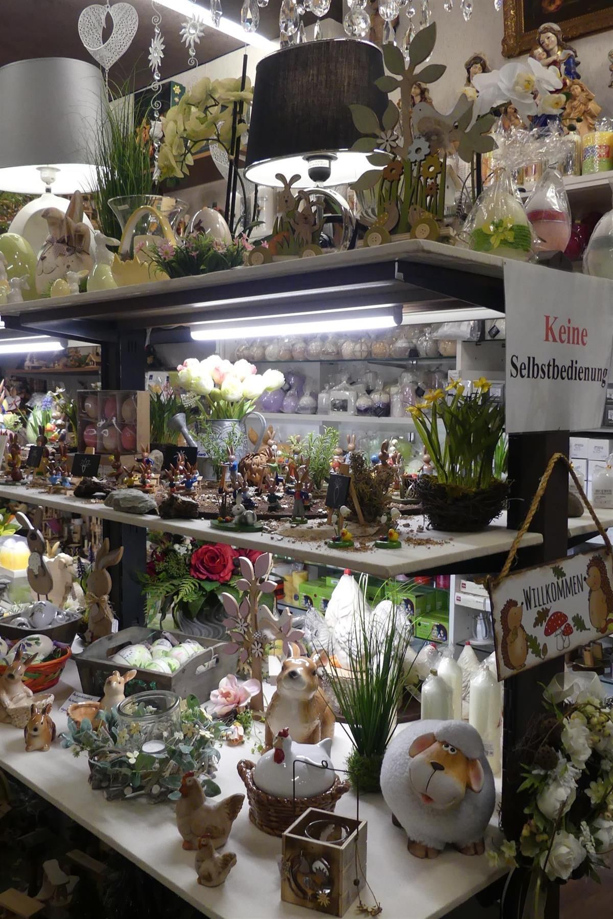 Ein Schild auf einem Regal mit der Aufschrift „Schönen Tag noch“