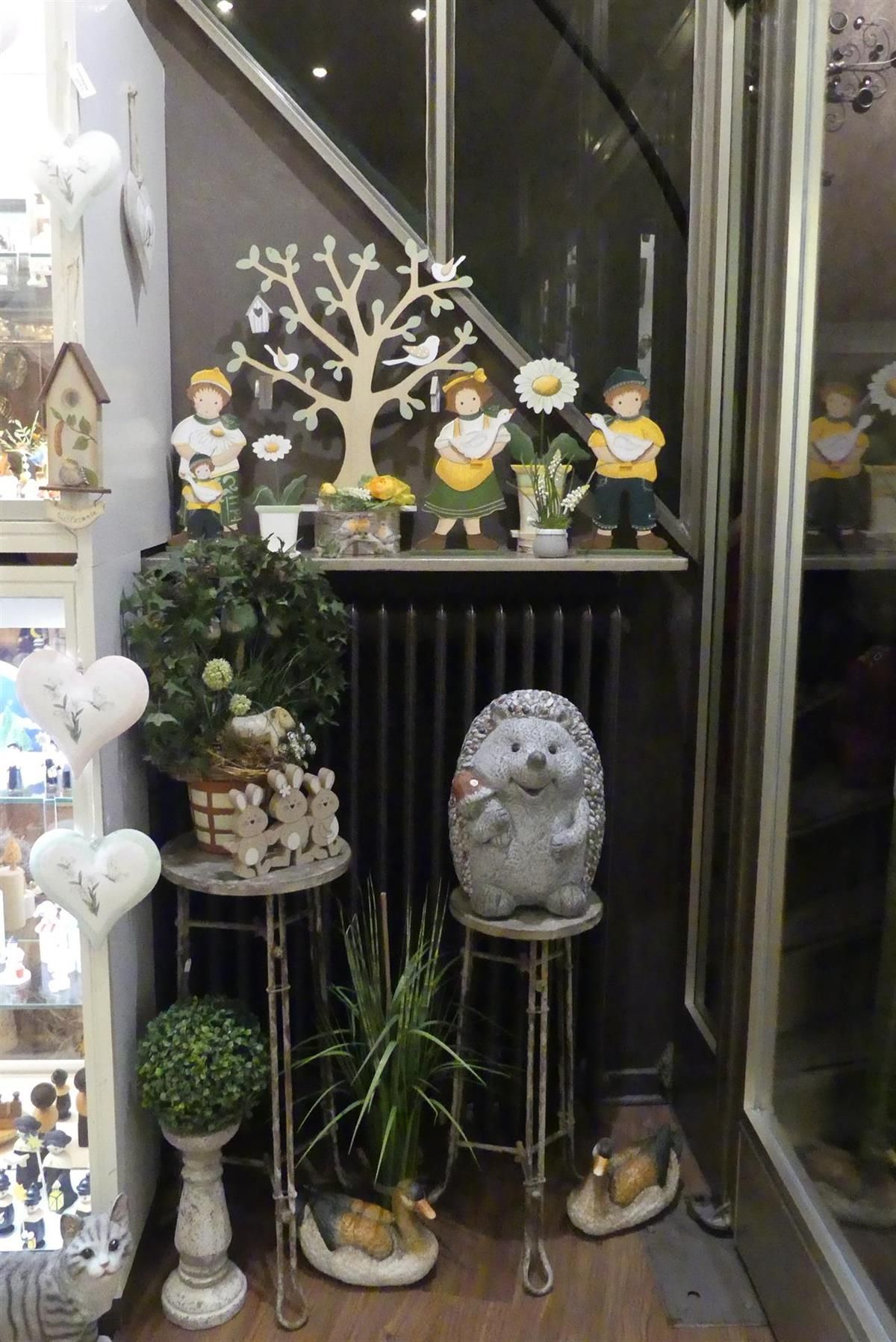 Eine Igelstatue sitzt auf einem Regal vor einem Fenster