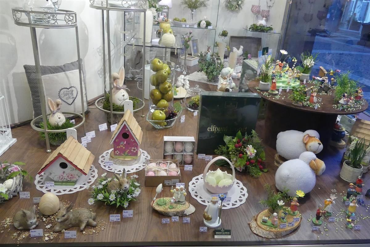 Eine Ausstellung von Osterdekorationen in einem Schaufenster