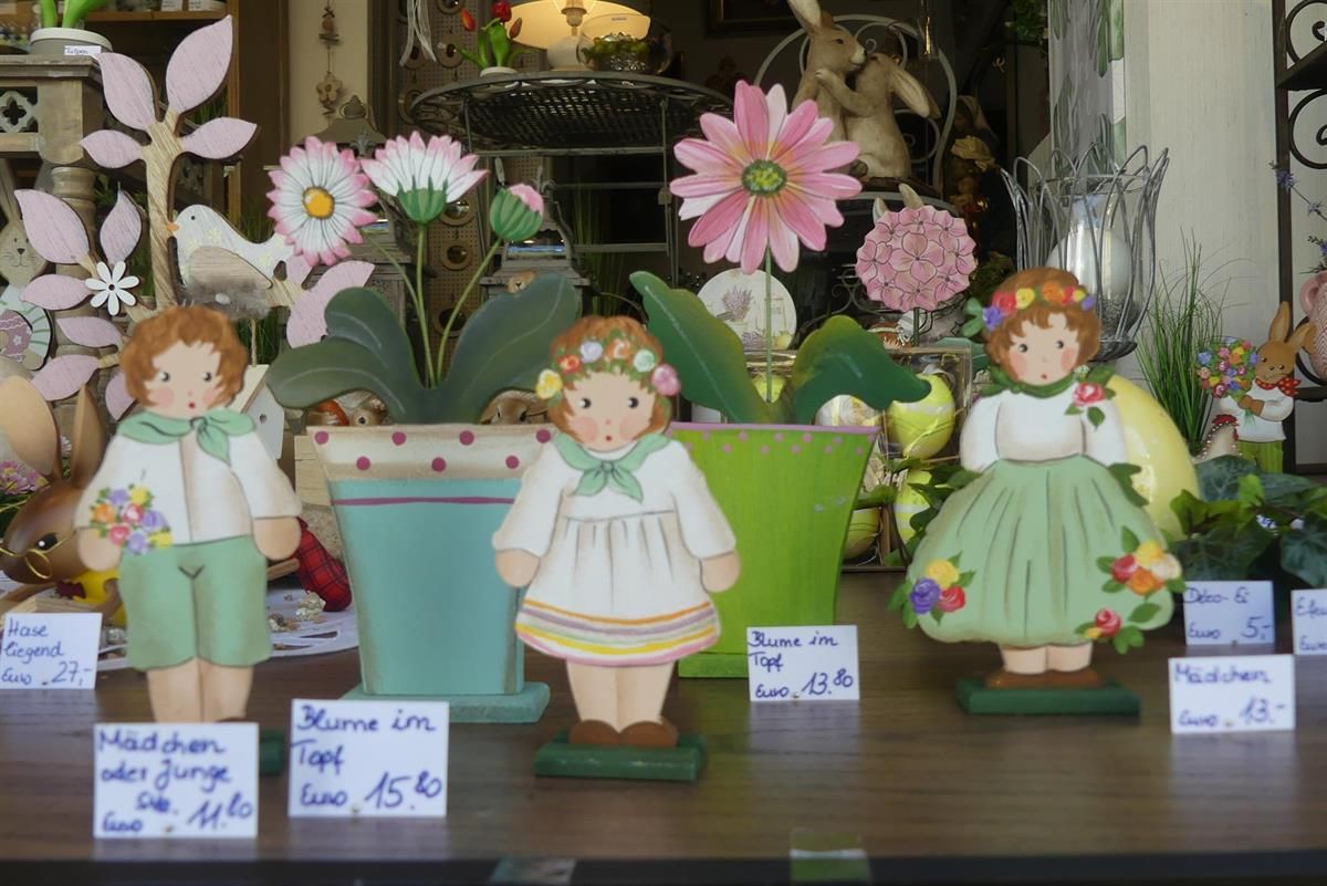 Ein Junge und ein Mädchen stehen nebeneinander auf einem Tisch