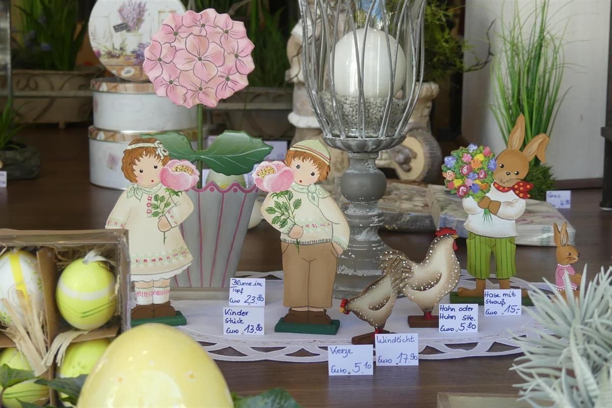 Eine Ausstellung von Osterdekorationen mit einem gelben Ei in der Mitte