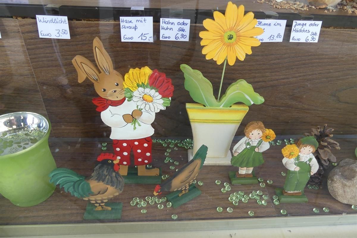 Eine Vitrine mit einem Kaninchen, das einen Blumenstrauß hält