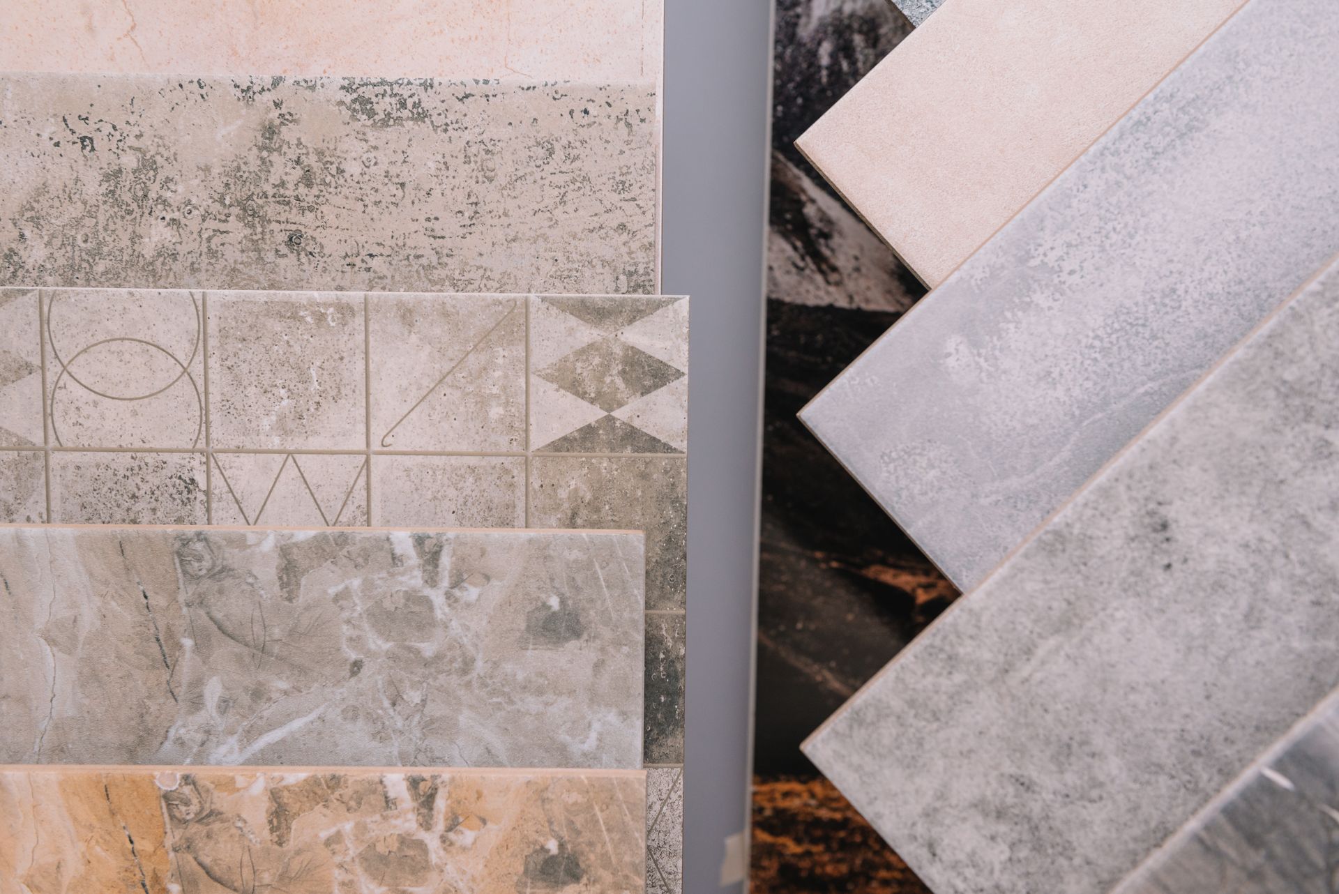 Divers échantillons de carreaux sur un présentoir.