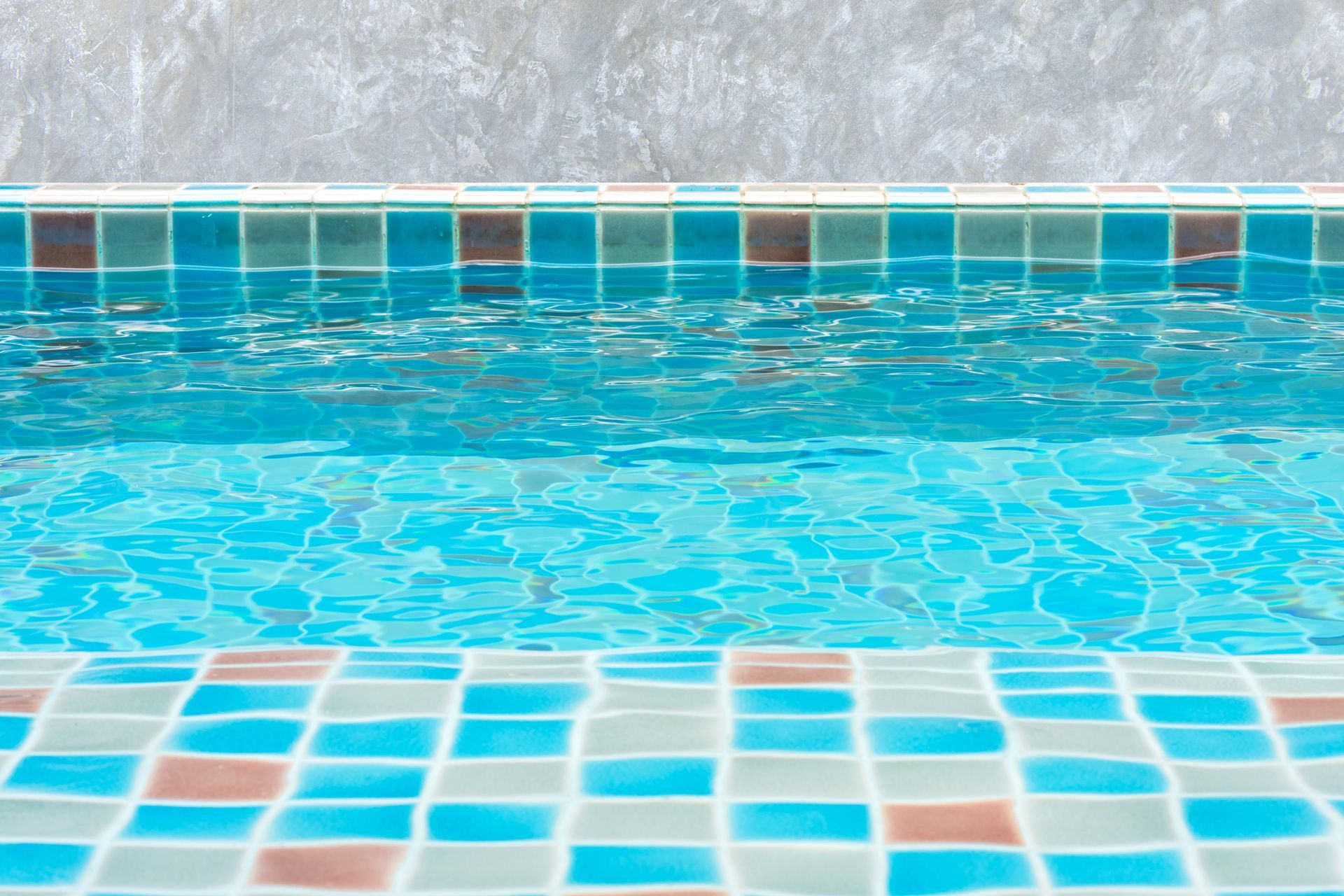 Piscine aux bords carrelés.