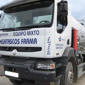 Un camión blanco con la palabra equipo Mixto en el frente
