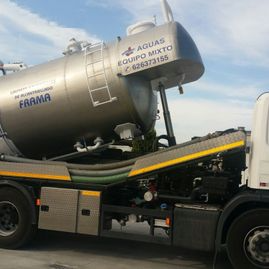 Un camión de vacío está estacionado al costado de la carretera.