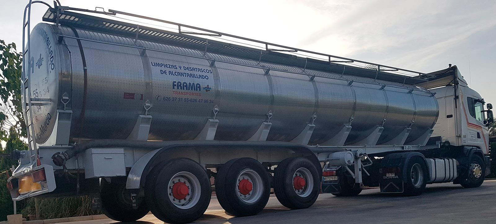 Un gran camión cisterna está estacionado en un estacionamiento.