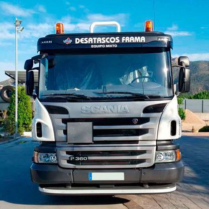 Un camión Scania está estacionado al costado de la carretera.