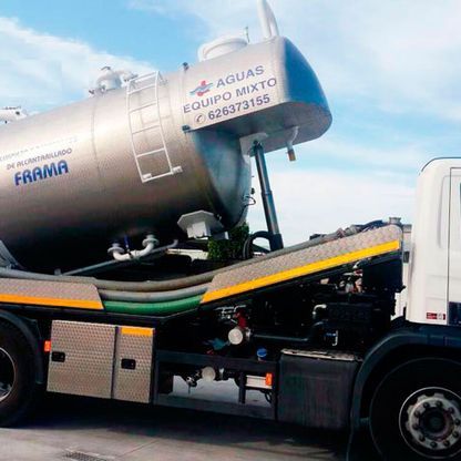 Un gran camión cisterna con la palabra Farma en el costado.