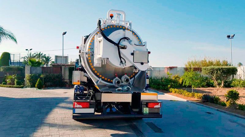 Un camión de vacío está estacionado al costado de la carretera.
