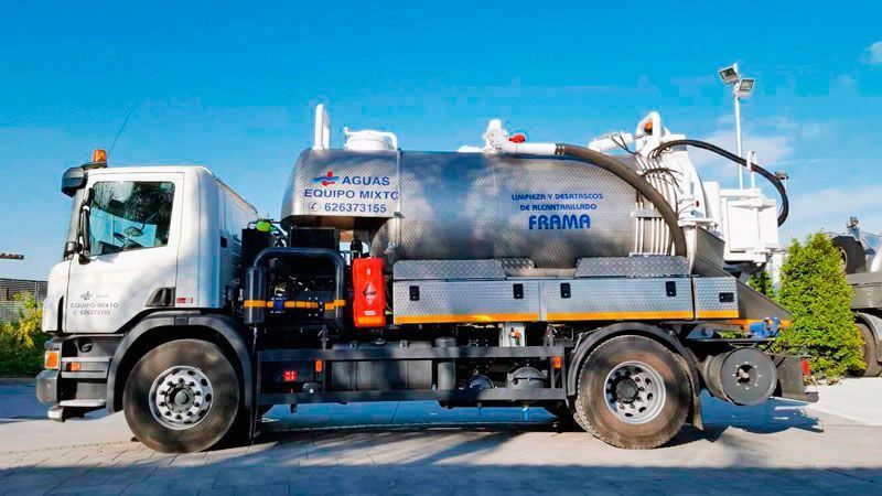 Un camión de vacío está estacionado en un estacionamiento.