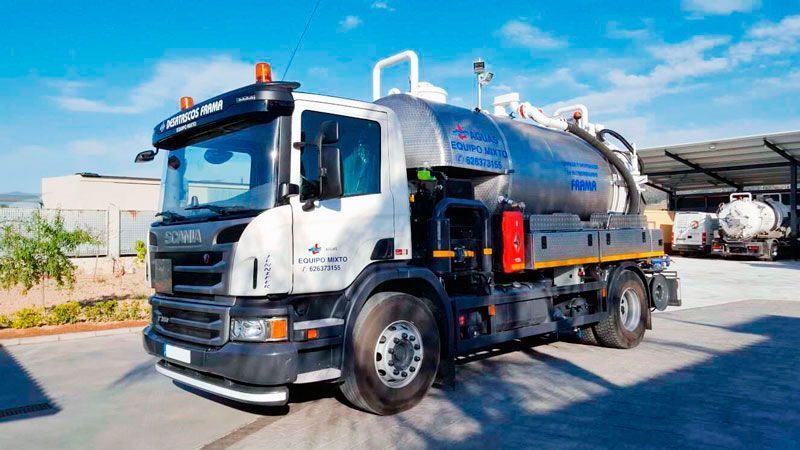 Un camión de vacío está estacionado en un estacionamiento.