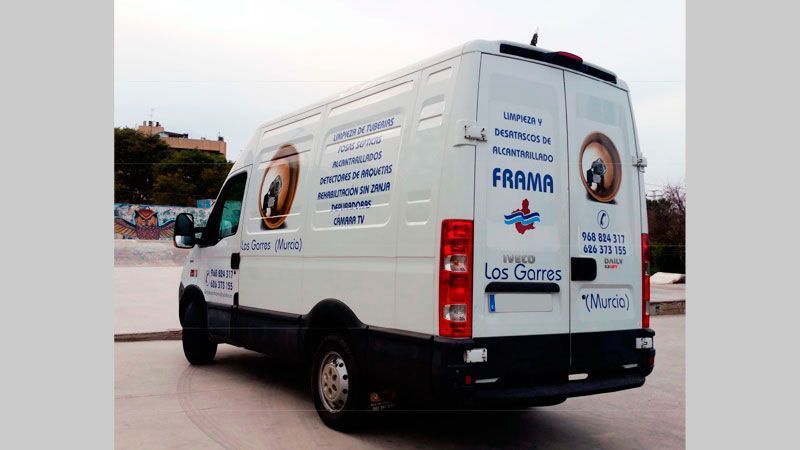 Una furgoneta blanca con la palabra frama en la parte trasera