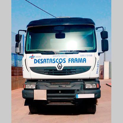 Un camión desatascos frama está estacionado en un estacionamiento