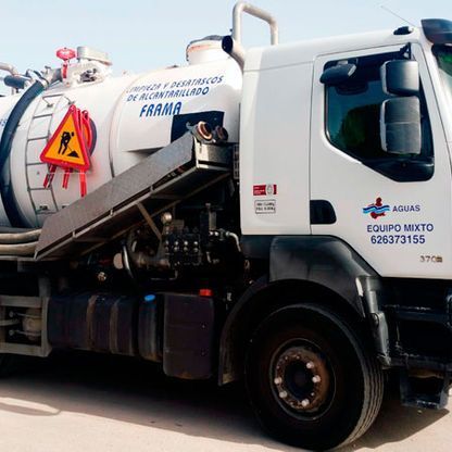 Un camión blanco con un cartel amarillo al costado que dice frama