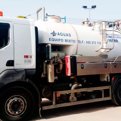 Un camión blanco con la palabra aguas en el costado.
