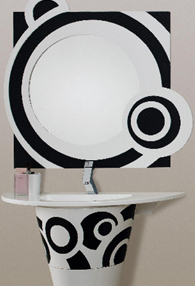 Un baño en blanco y negro con lavabo y espejo.