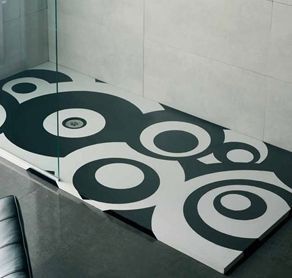 Una alfombra de ducha en blanco y negro con círculos.