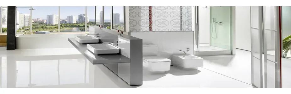 Un baño con dos lavabos, un inodoro y una ducha.