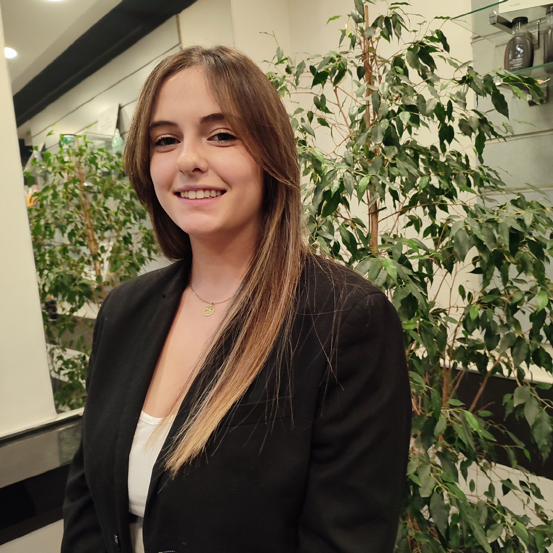 Una persona a la que le aplican tinte rubio para el cabello en un salón.
