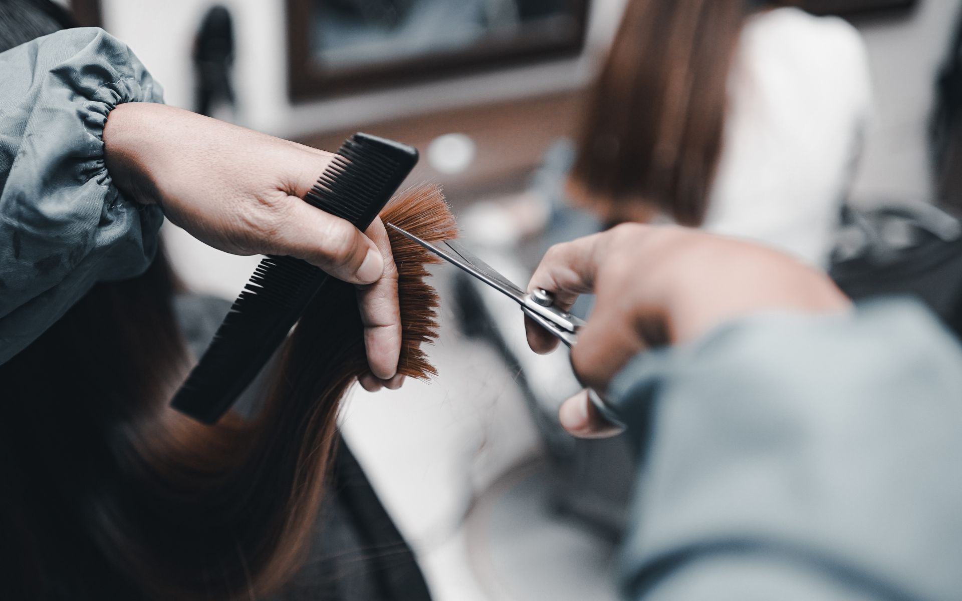 Peluquero cortando el pelo con tijeras y peine.