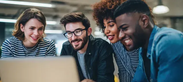 Mujer trabajando con constancia en el SEO técnico para optimizar el rendimiento de su posicionamiento WEB