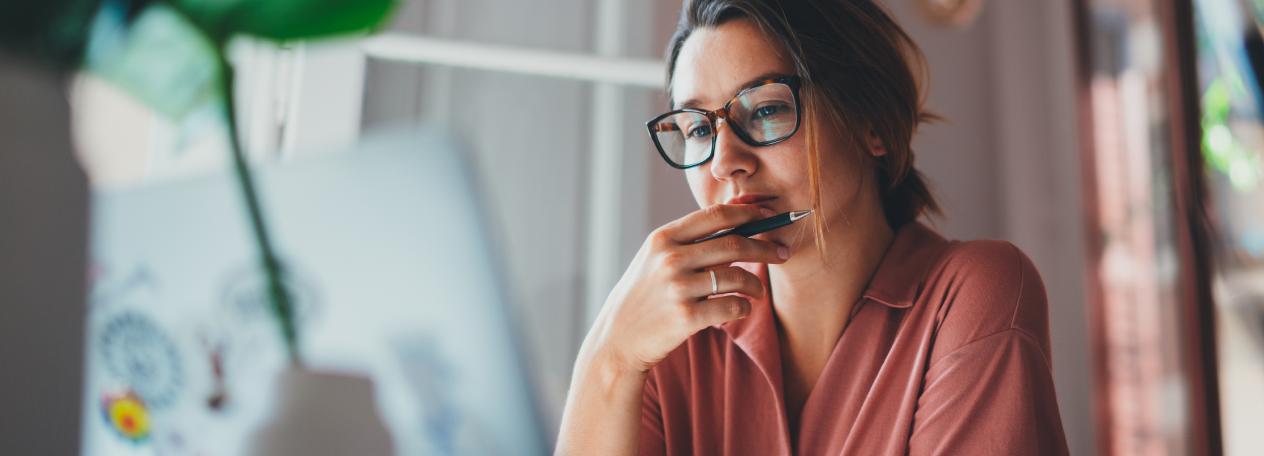 Mujer mirando pantalla de ordenador comparando planes de qdq