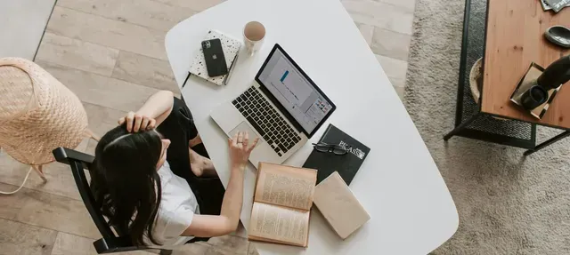 Profesional aplicando estrategia SEO continua