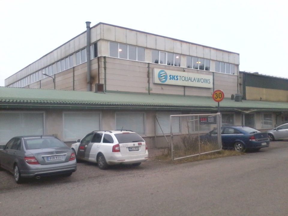 Pitkän talon ikkkunoilla on punaiset raamit.