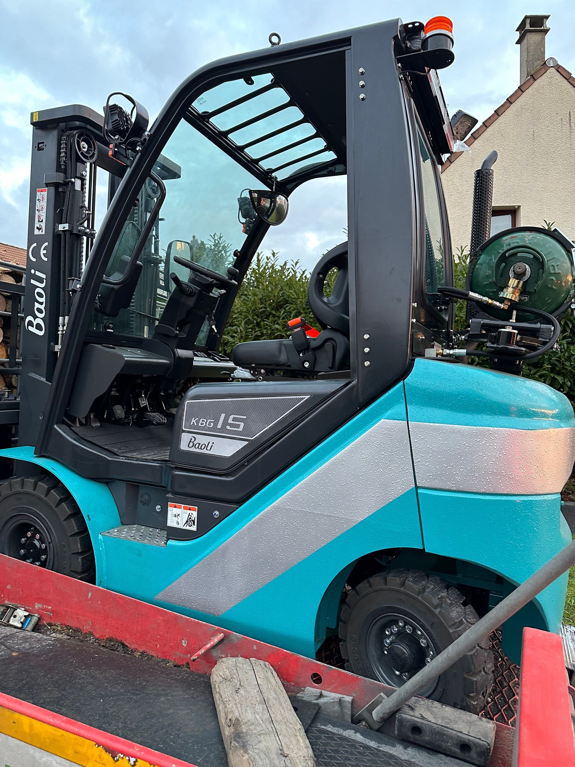 Chariot élévateur à l'arrêt