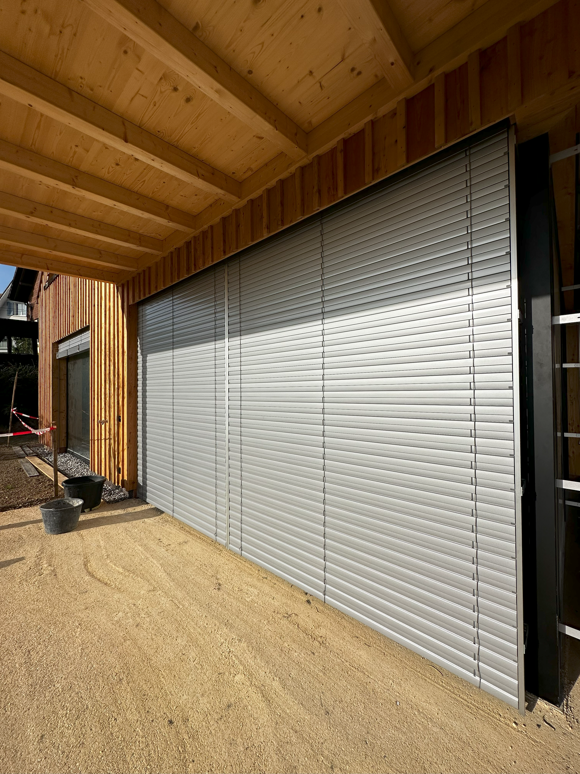 Eine schwarze Wendeltreppe mit Metallgeländer