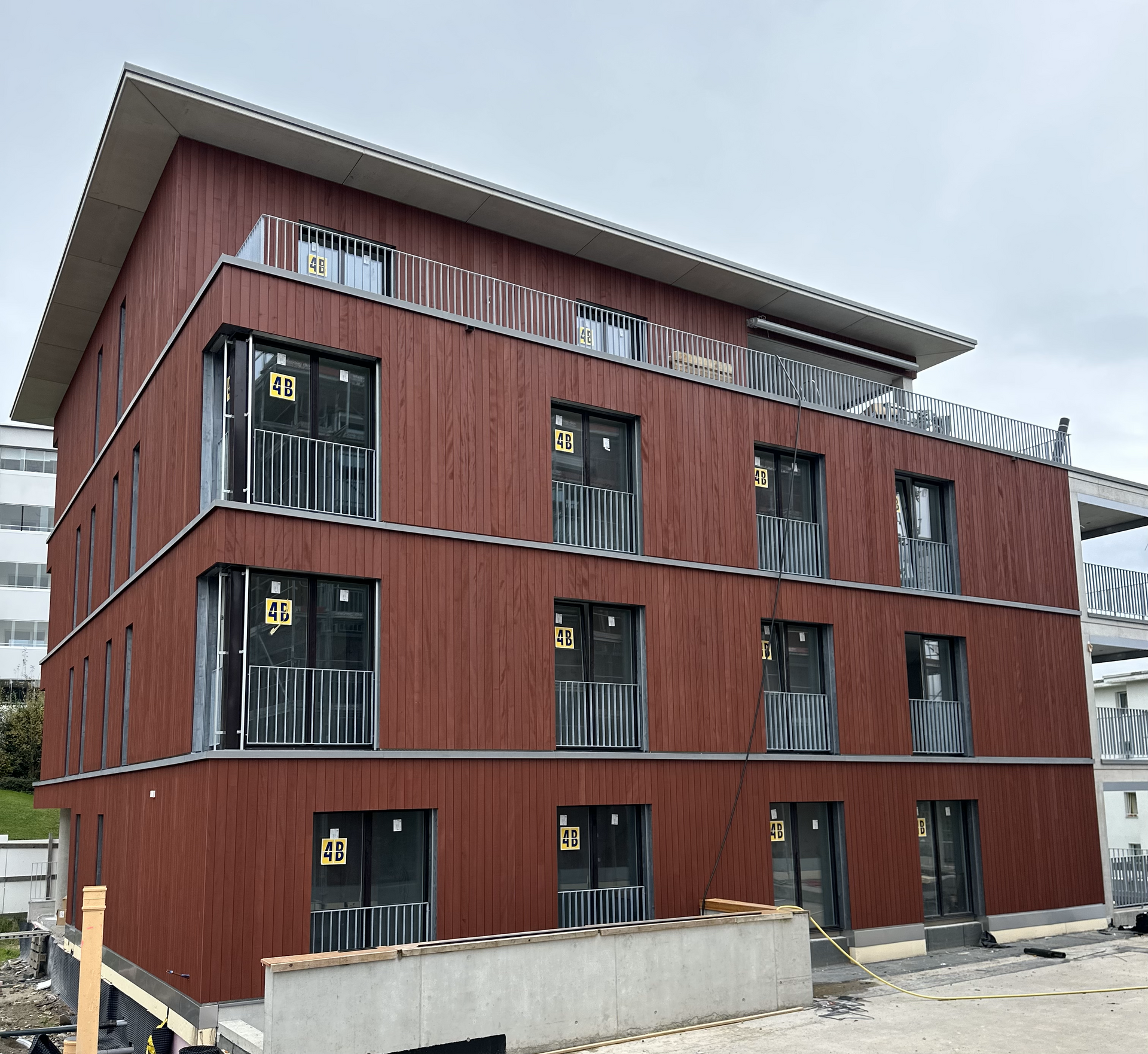 Ein Mann schleift ein Stück Metall, aus dem Funken fliegen.