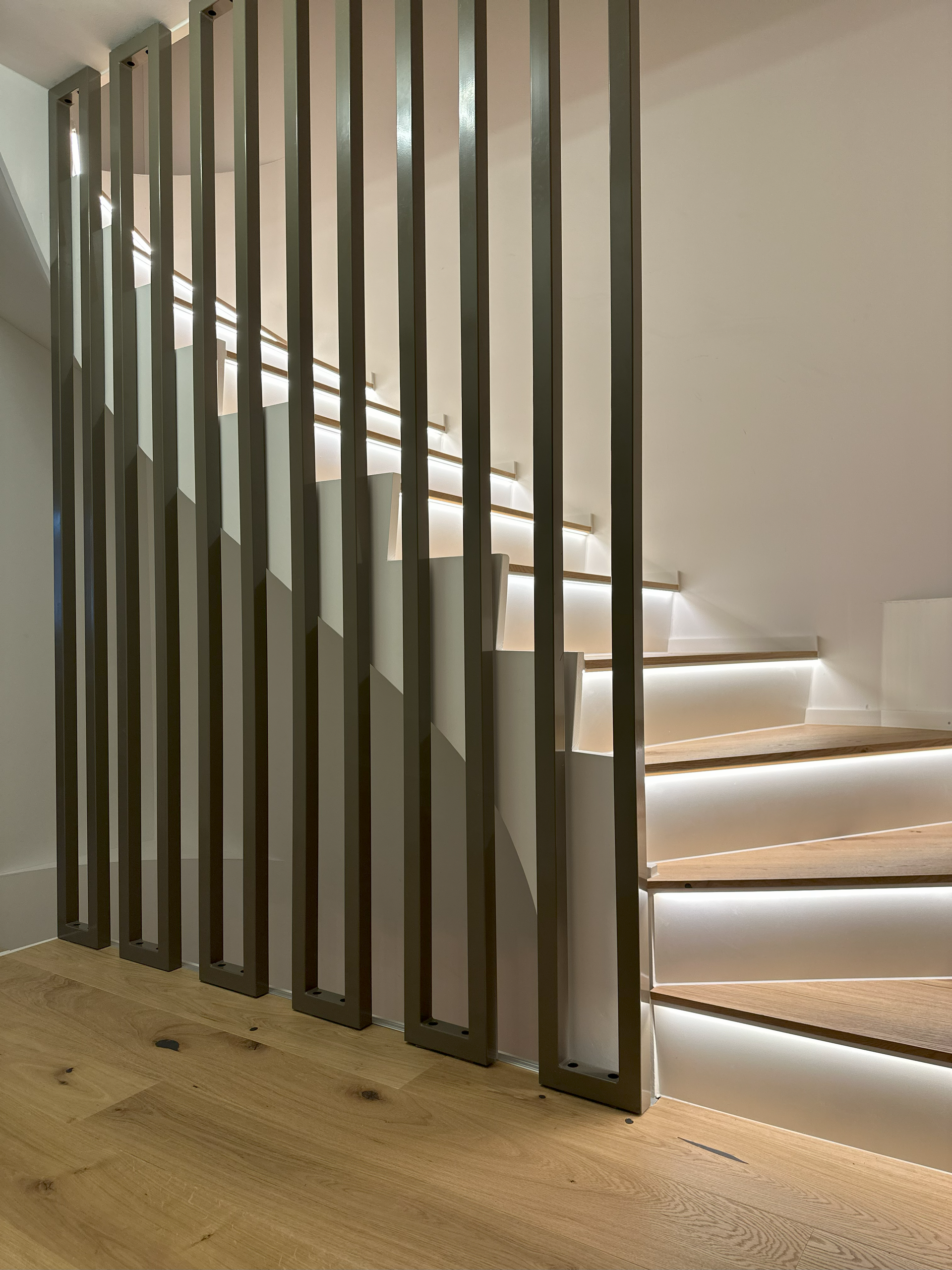 Eine Nahaufnahme eines Metallgeländers einer Treppe