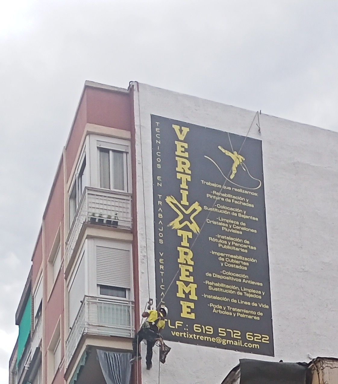 Un gran cartel vertical de Xtreme en el costado de un edificio.