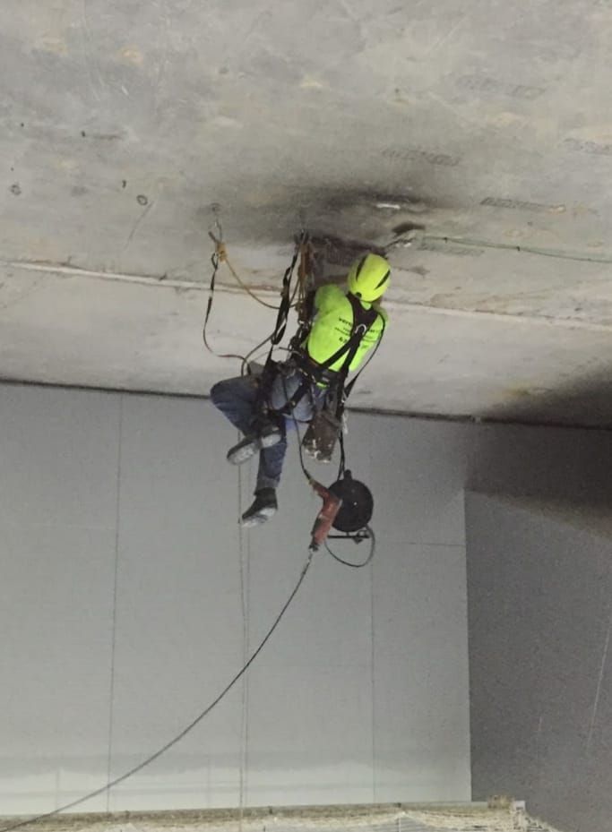 hombre colgado del techo