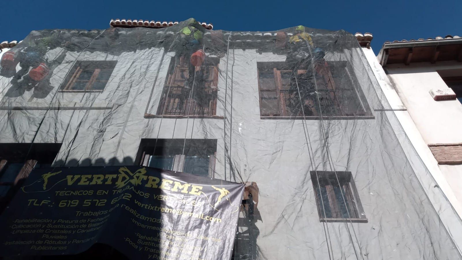 Un edificio con una pancarta que dice