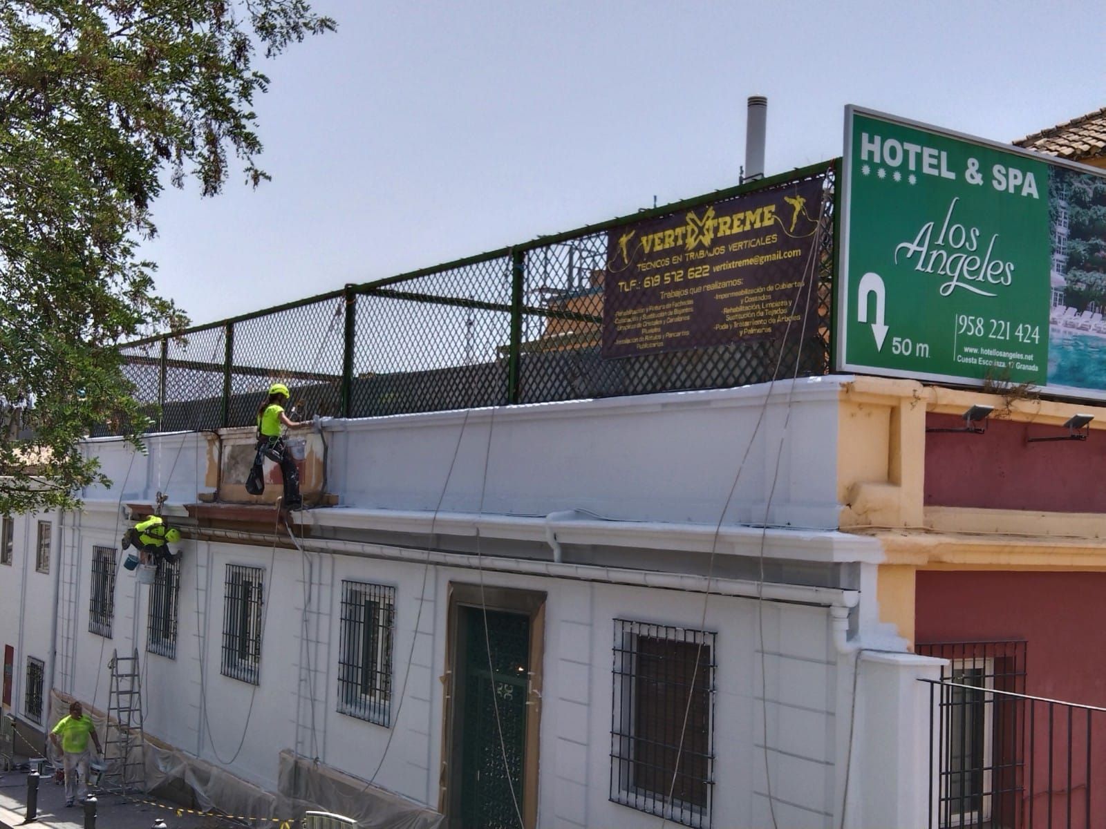Un cartel en el lateral de un edificio que dice hotel y spa.