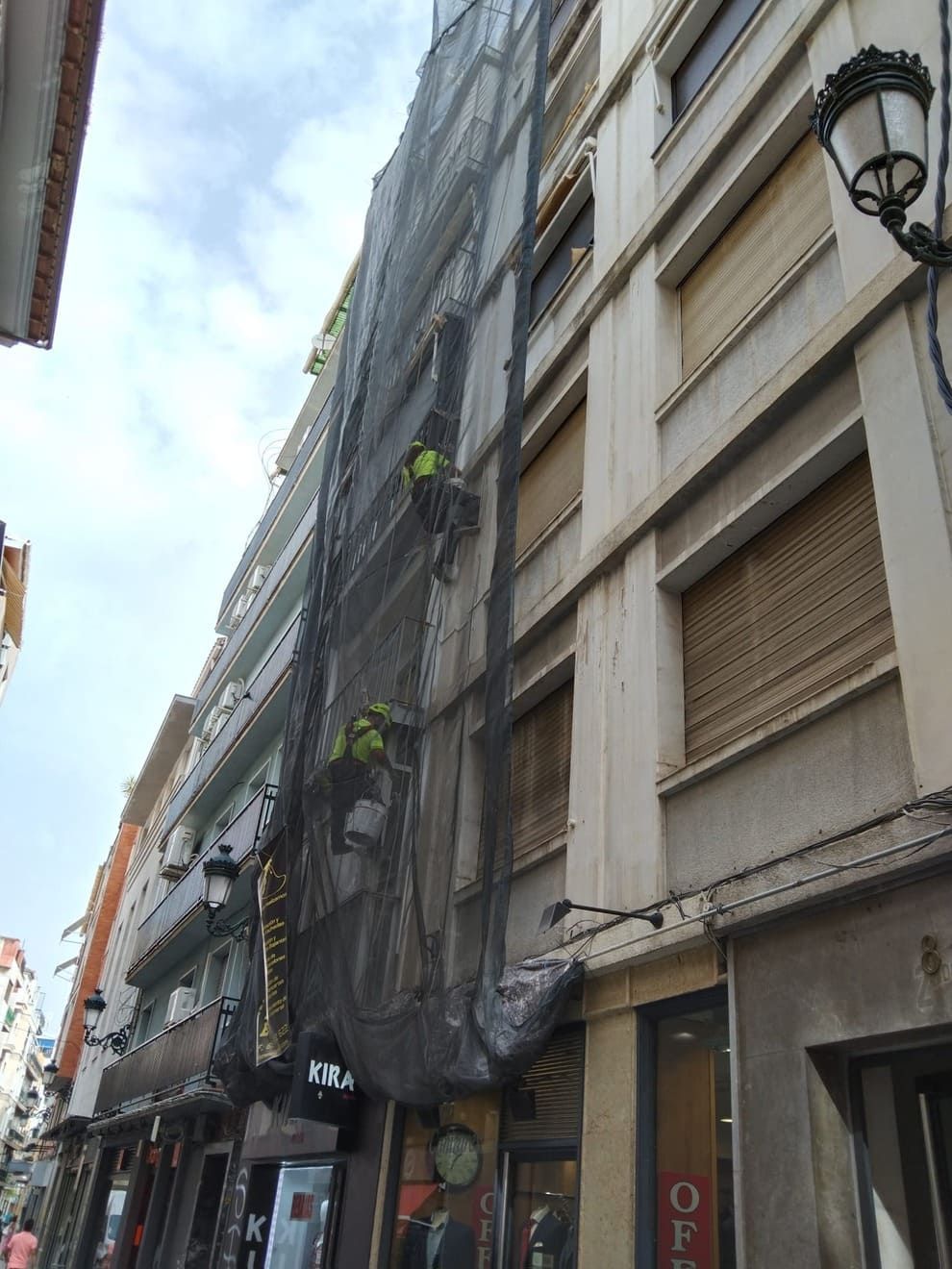 Un edificio con un andamio a un lado.