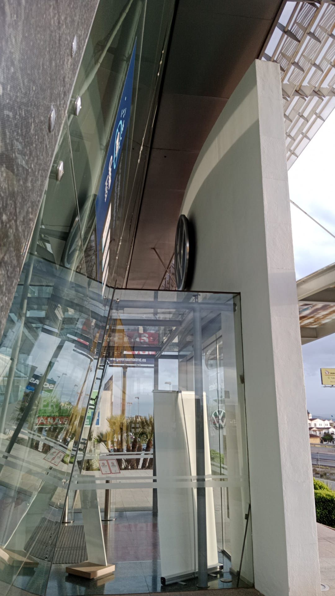 Un edificio con un reloj en el costado.