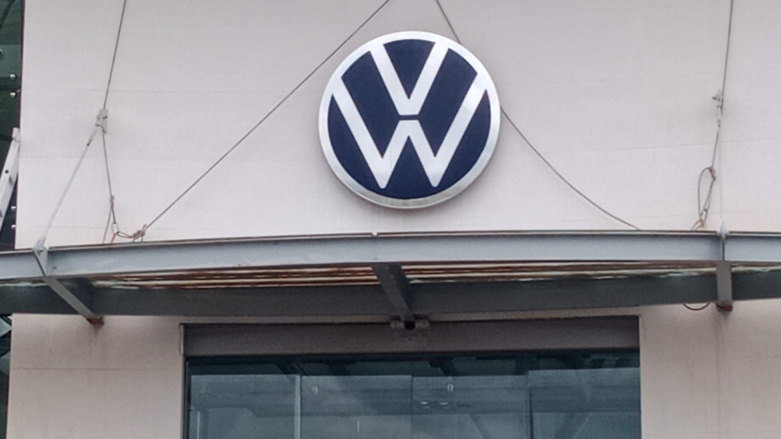 Un logotipo de Volkswagen cuelga del costado de un edificio.