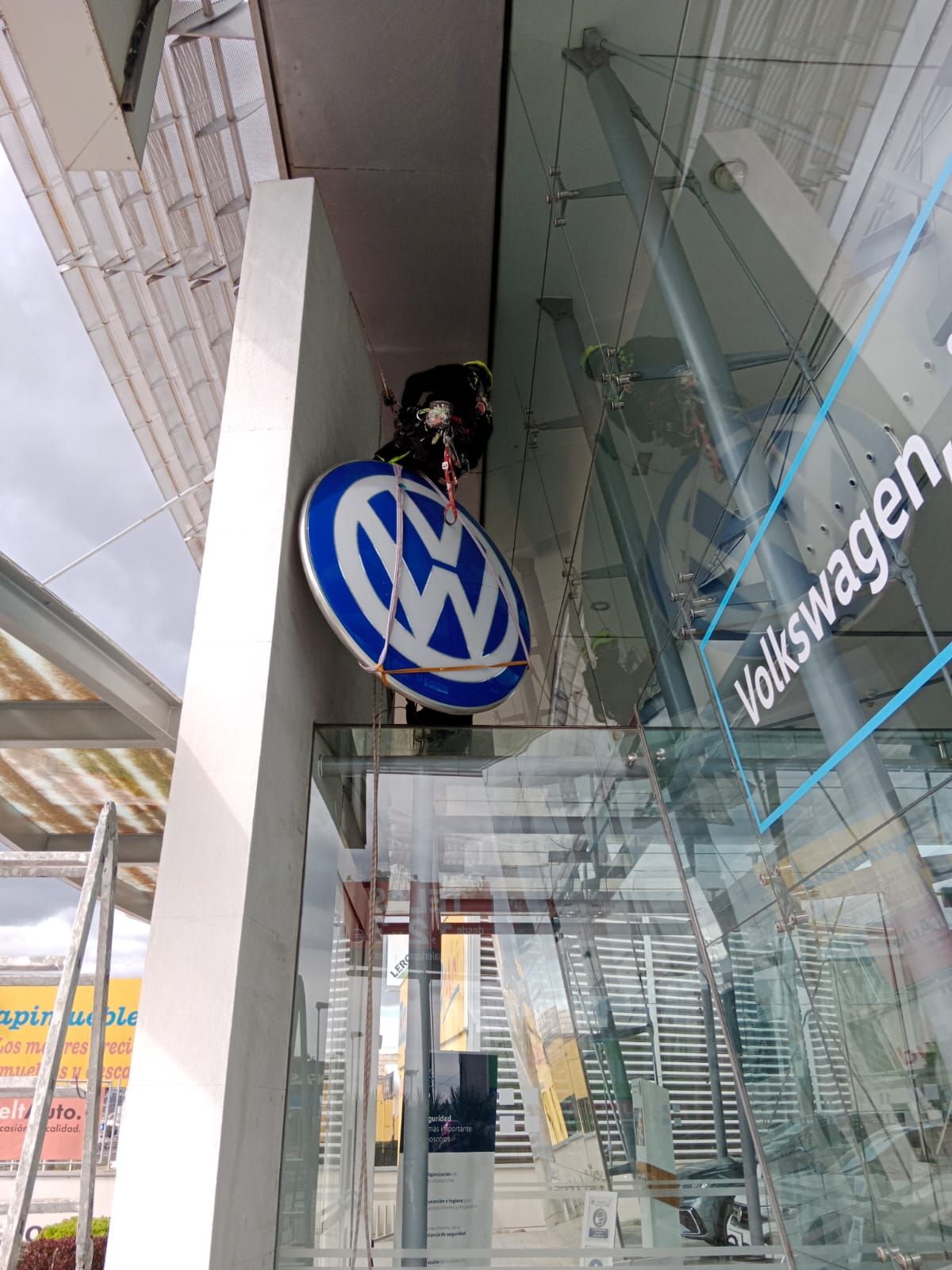 Un cartel de Volkswagen cuelga del techo de un edificio.