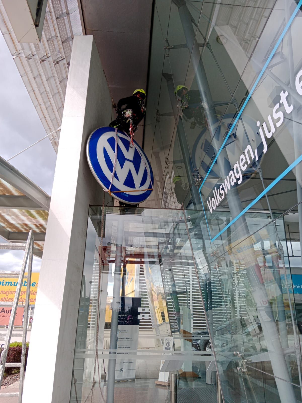Un cartel de Volkswagen cuelga del costado de un edificio.